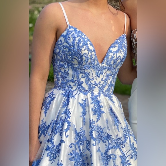 SHERRI HILL PROM DRESS - Picture 3 of 4